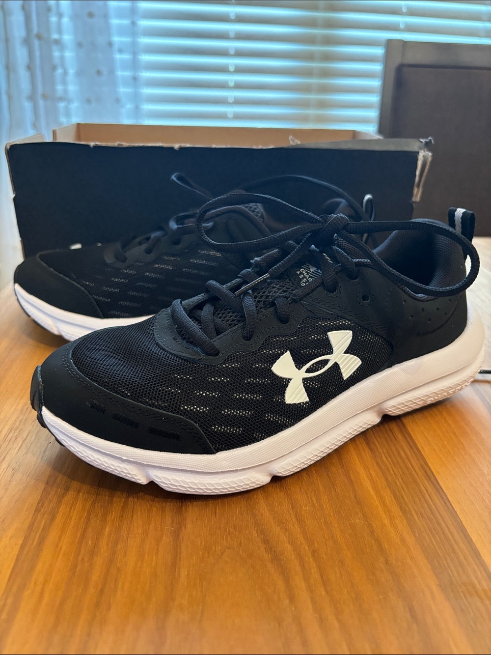NEW Under Armour Black & White 5Y wide